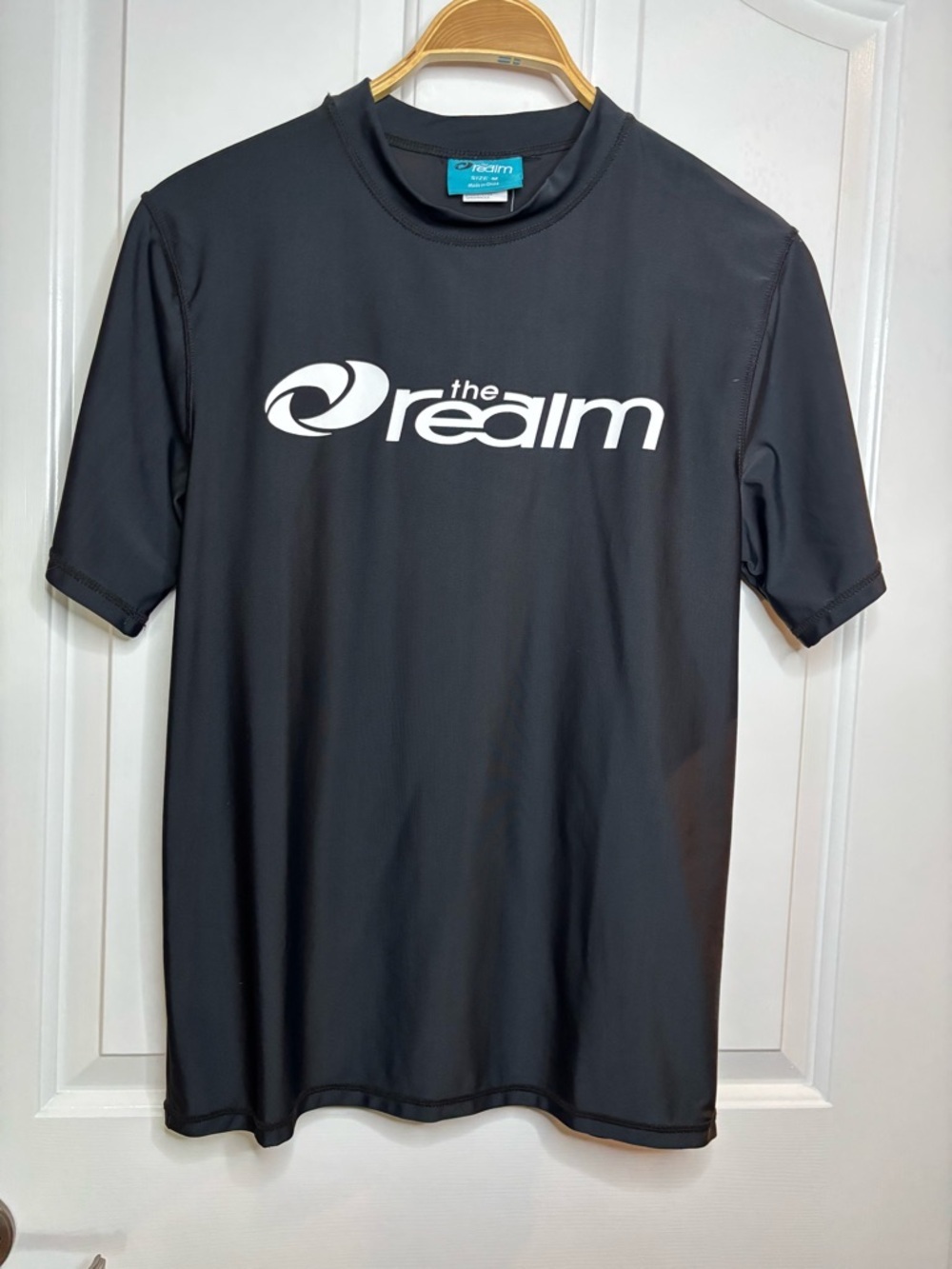 NWT The Realm Mens Black Logo Surf/Active Tee 50 UPF Size M